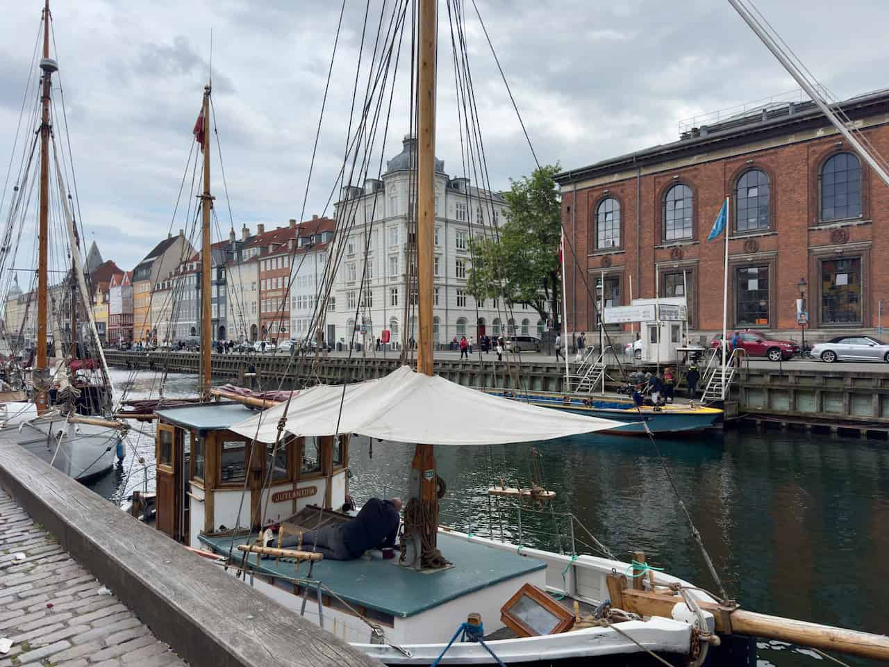 A Quiet Stay and a Bustling City